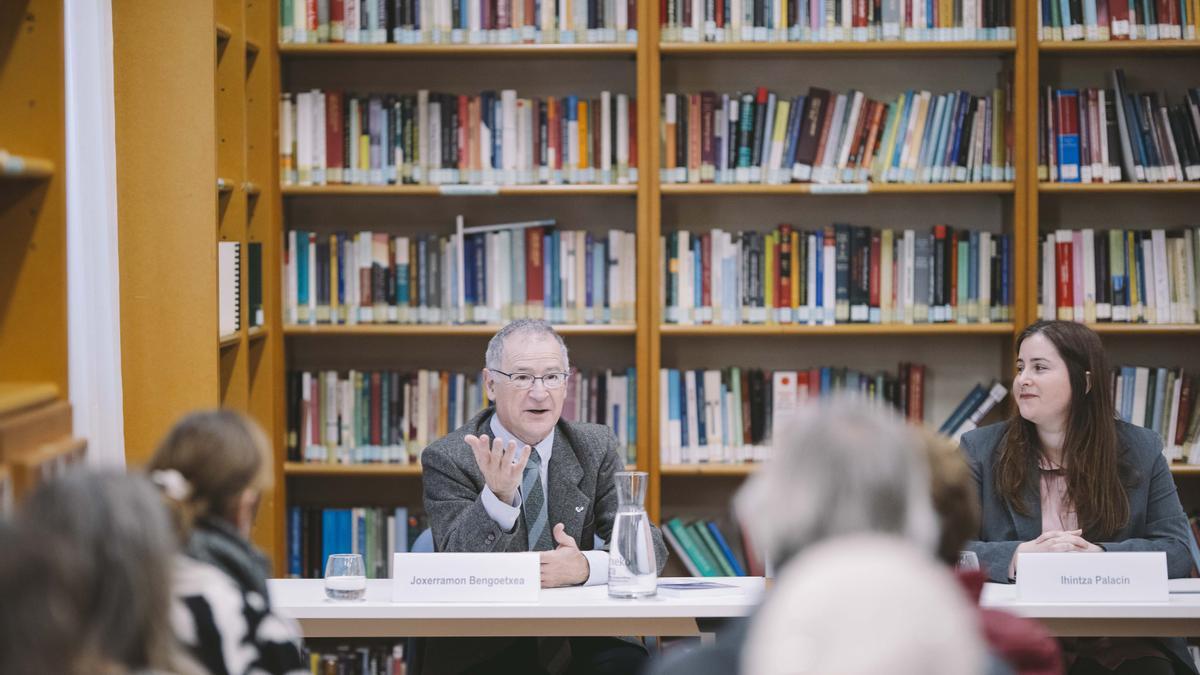 Joxerramon Bengoetxea durante una comparecencia sobre su libro.