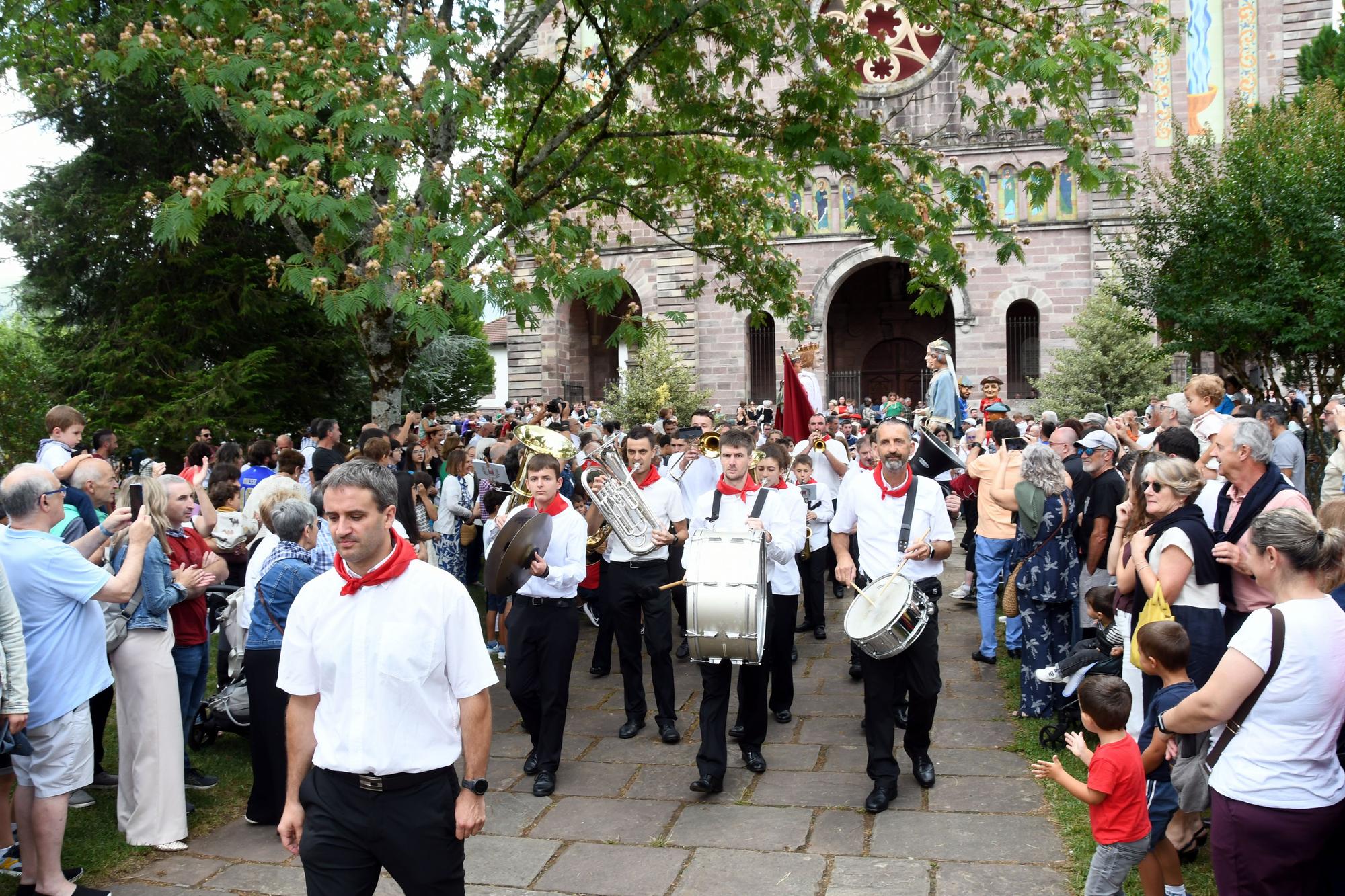 Elizondo celebra su día grande con bailes de gigantes y mutildantzak