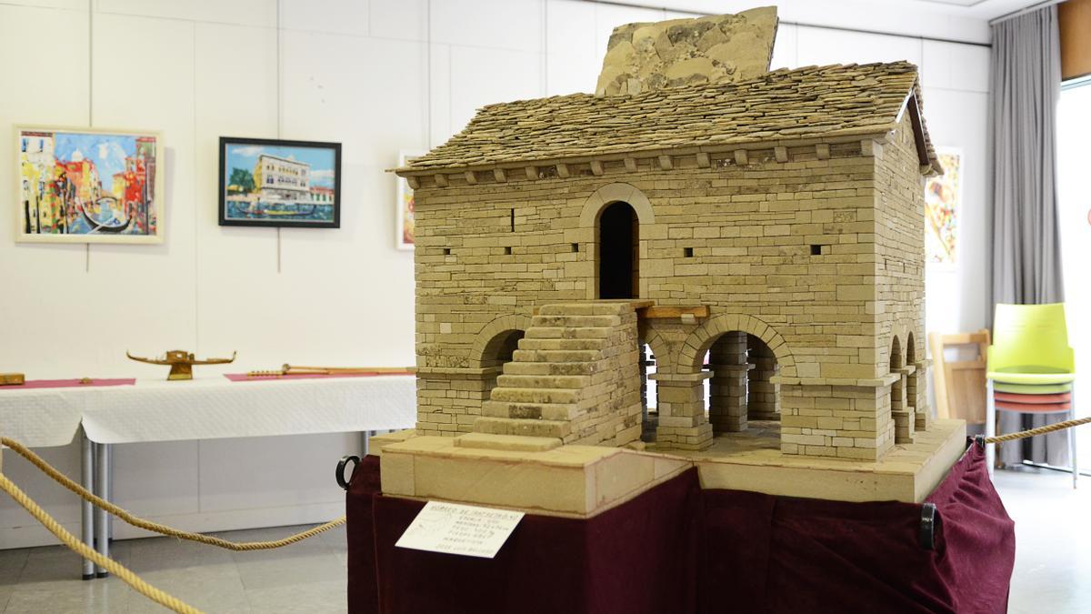 Recreación del hórreo de Iratxeta a cargo del artista tafallés José Luis Belloso. Obra expuesta en la feria de artesanía &#039;Tiempo de Jubilación&#039; de ferias de Tafalla.