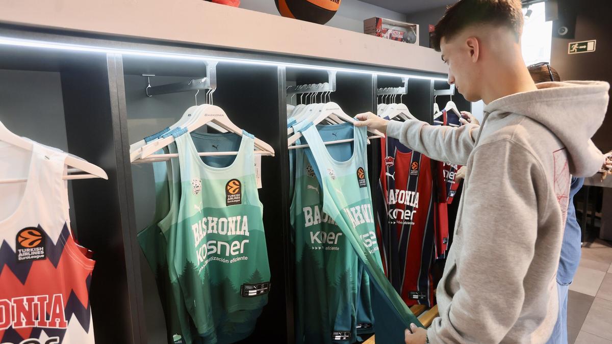 En imágenes: Alavés y Baskonia homenajean al Gorbea en su tercera equipación