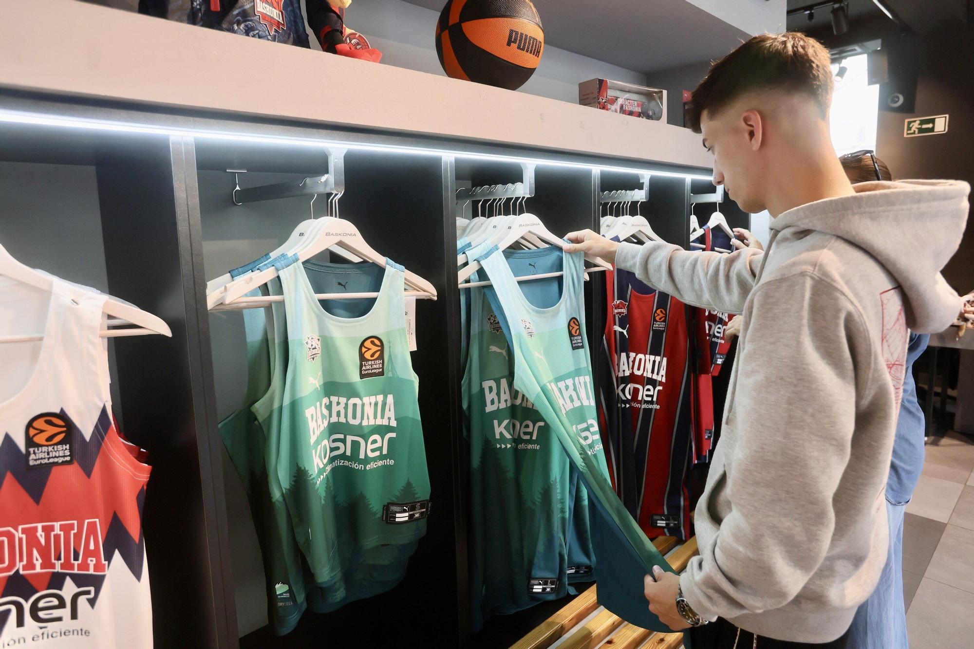 En imágenes: Alavés y Baskonia homenajean al Gorbea en su tercera equipación