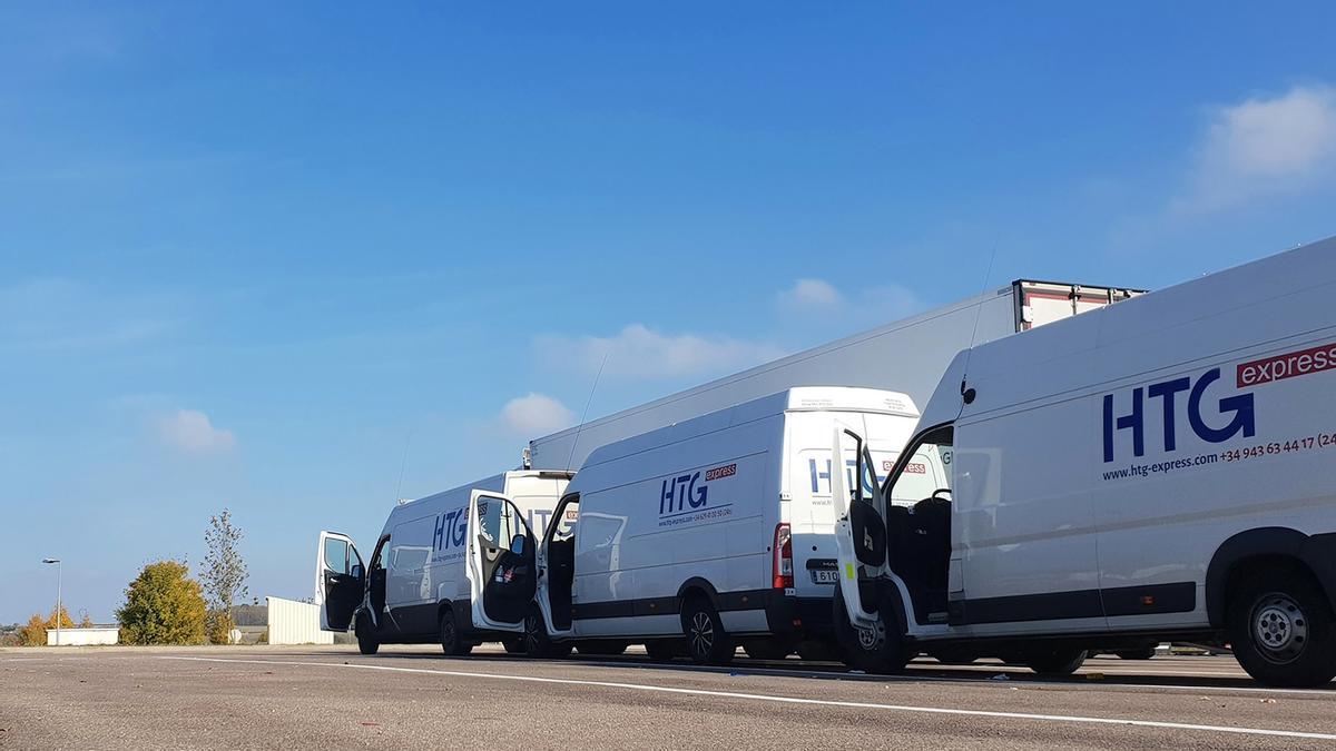 Varias furgonetas de HTG Express