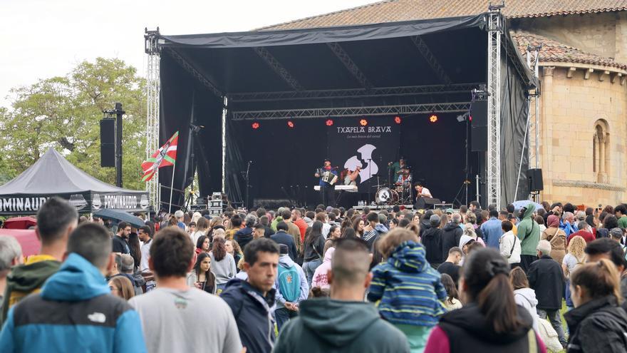 En imágenes: Música y paraguas en el concierto de Txapela Brava por San Prudencio