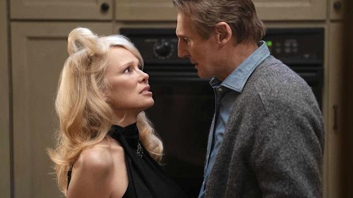 Liam Neeson y Pamela Anderson en &#039;Agárralo como puedas&#039;.