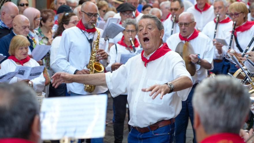En imágenes: Los auroros despiertan a Vitoria con sus canciones