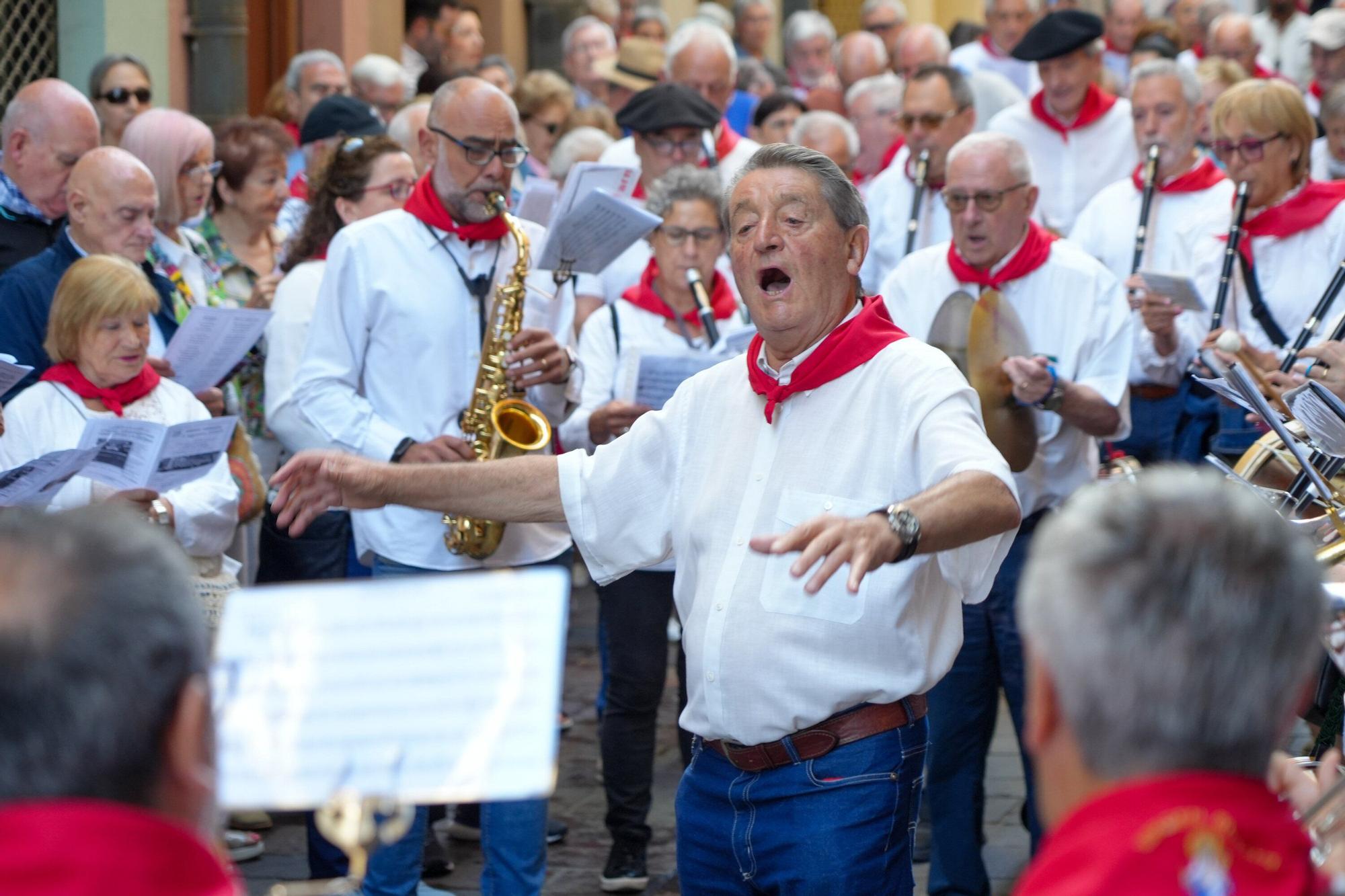 En imágenes: Los auroros despiertan a Vitoria con sus canciones