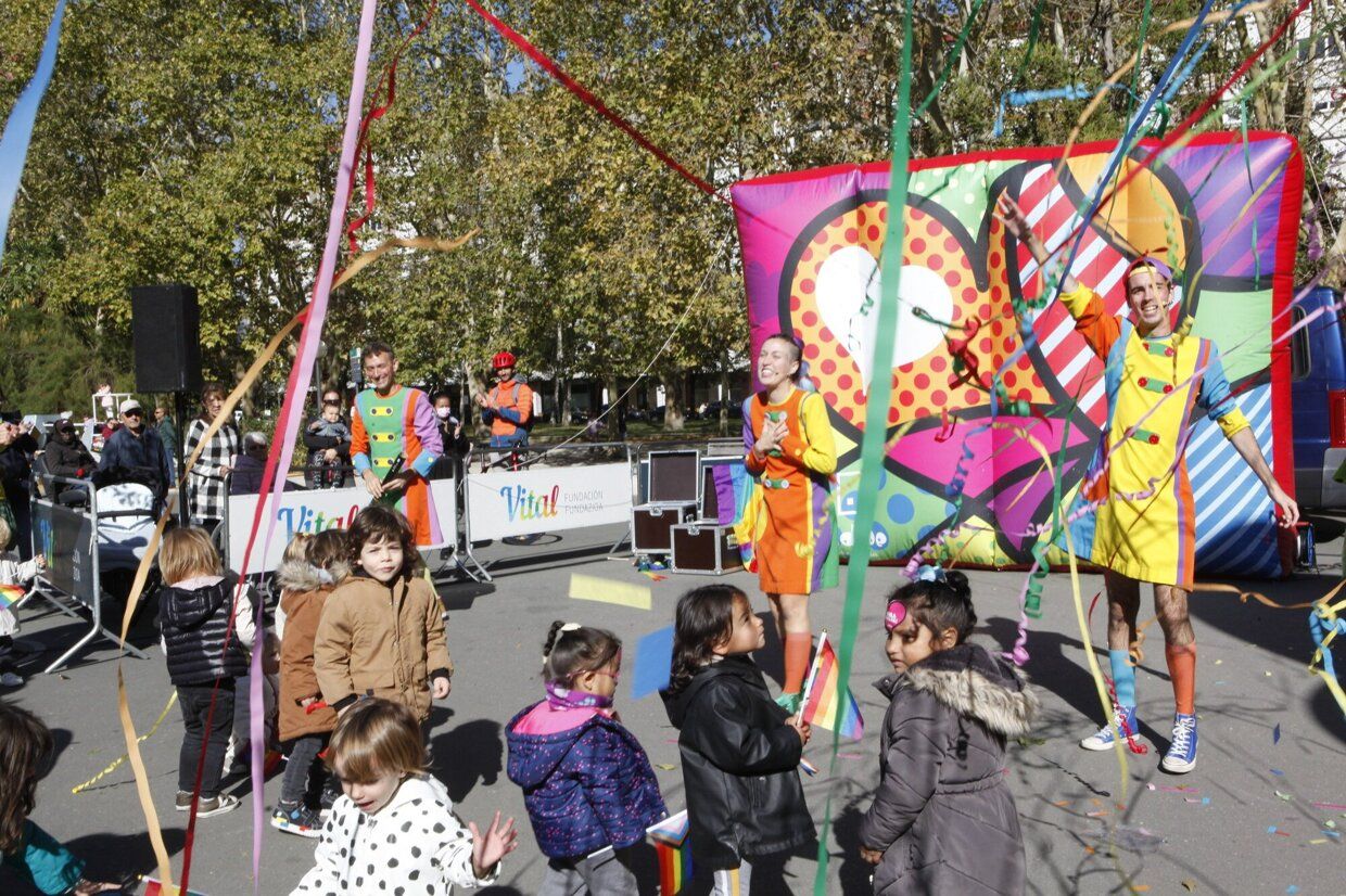 En imágenes: éxito absoluto en la fiesta contra de la LGTBIfobia de la zona Gorbea de Vitoria