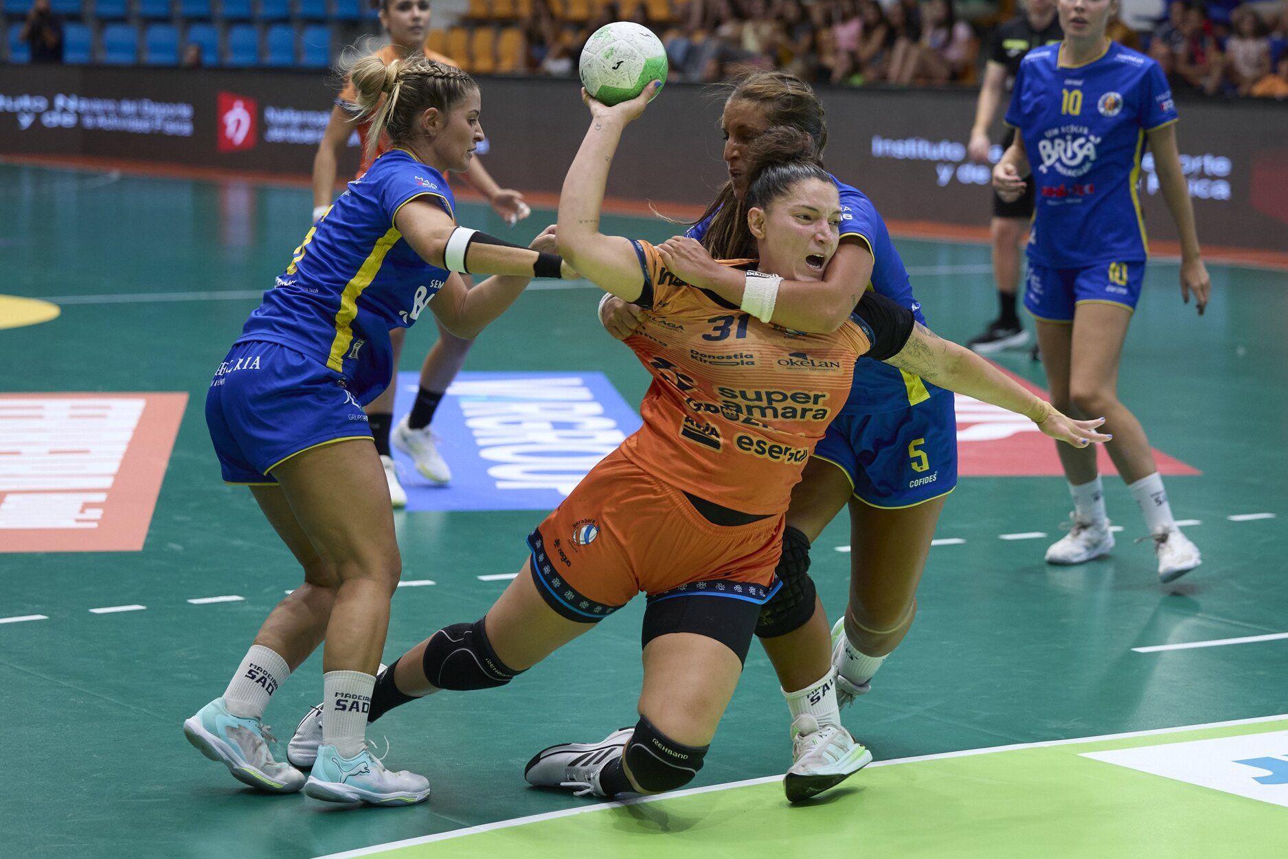 Fotos de las semifinales de la Supercopa Ibérica de balonmano en Anaitasuna