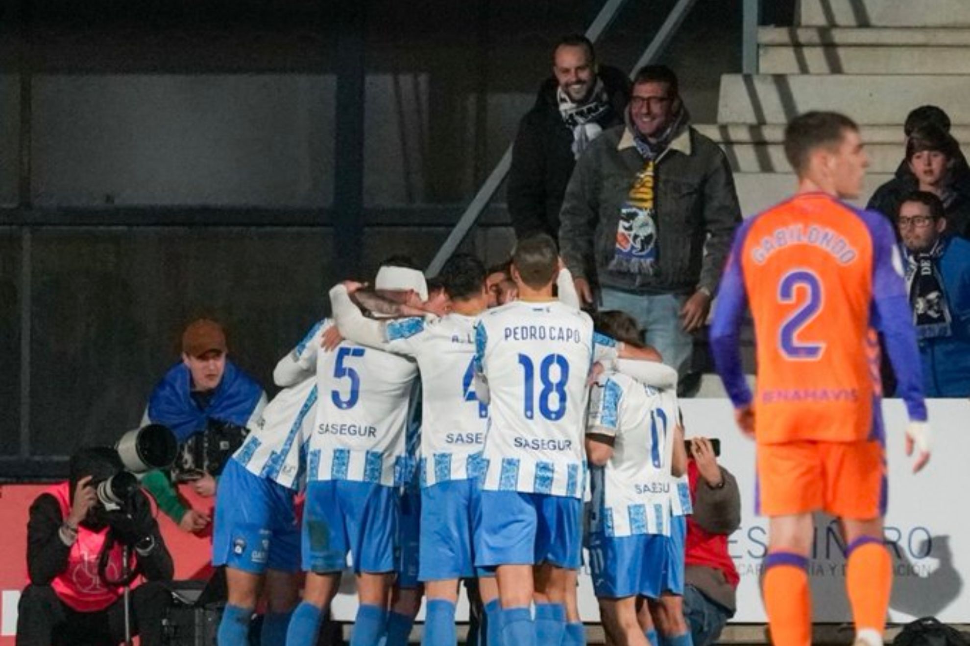 Los jugadores del Talavera celebran uno de los goles que le marcaron al Málaga en la segunda ronda copera.