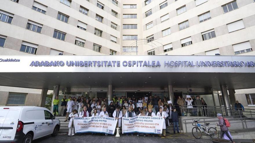 SME denuncia que Sanidad "no ha dedicado ni un solo minuto" a hablar con los médicos y que se les "difama"