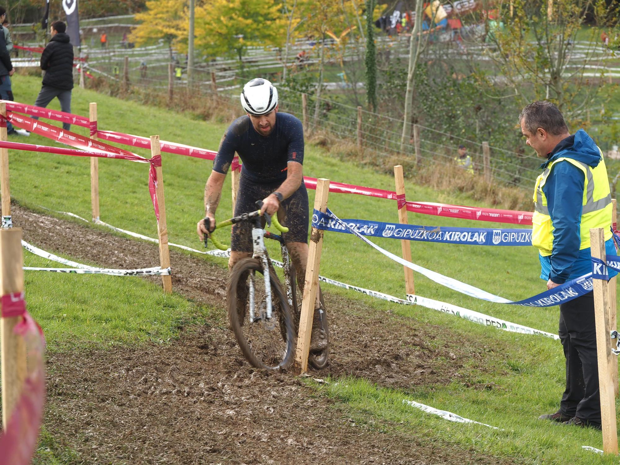 El barro se sumó al espectáculo de ciclocross en Elgoibar