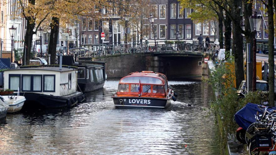 Vista de uno de los canales que recorren Ámsterdam en Holanda.