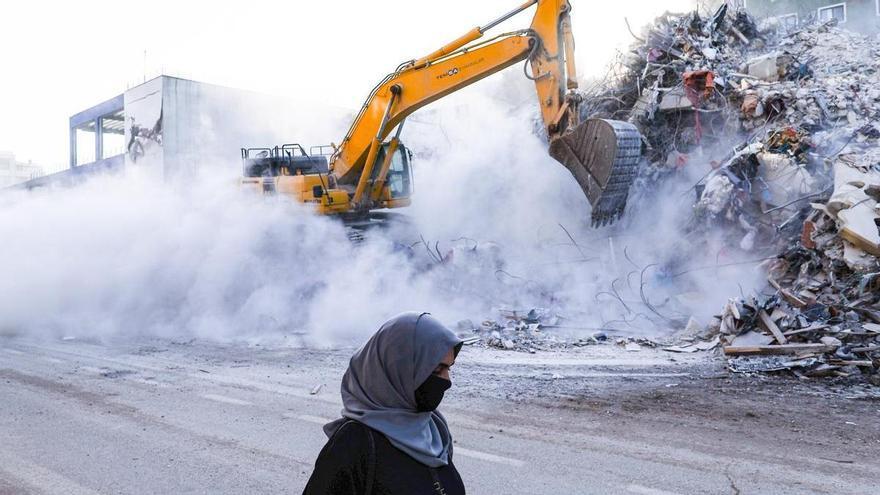 Sube a 44.330 la cifra oficial de víctimas mortales en Turquía y Siria