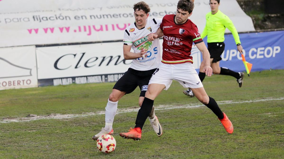 Dos jugadores disputando la posesión del esférico.