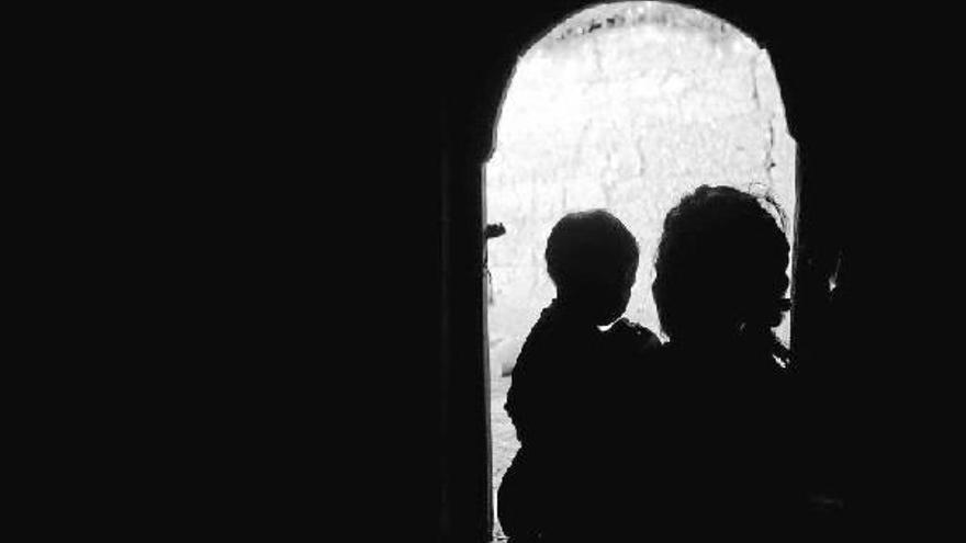 María Dolores Chumillas, de 64 años, sólo conserva una foto de su hija, en brazos de una monja, en una céntrica clínica bilbaina cerrada recientemente.
