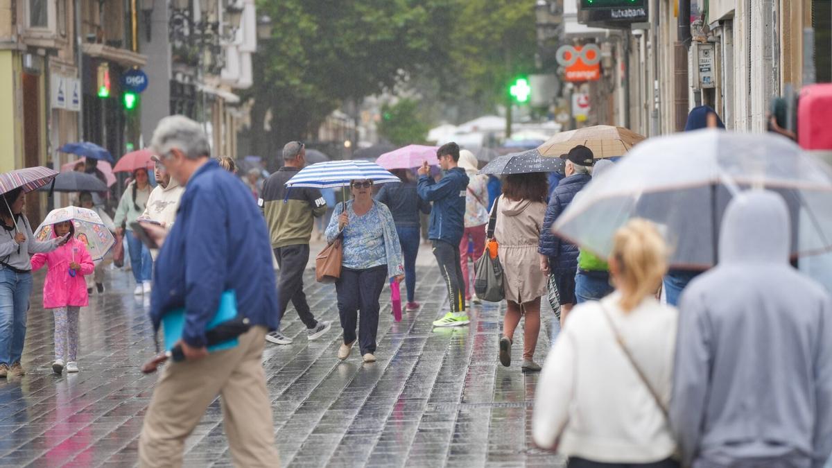 Gente por la calle Postas de la capital alavesa