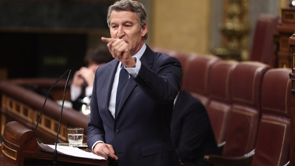 Feijóo se dirige a Pedro Sánchez en el pleno del Congreso de este miércoles.