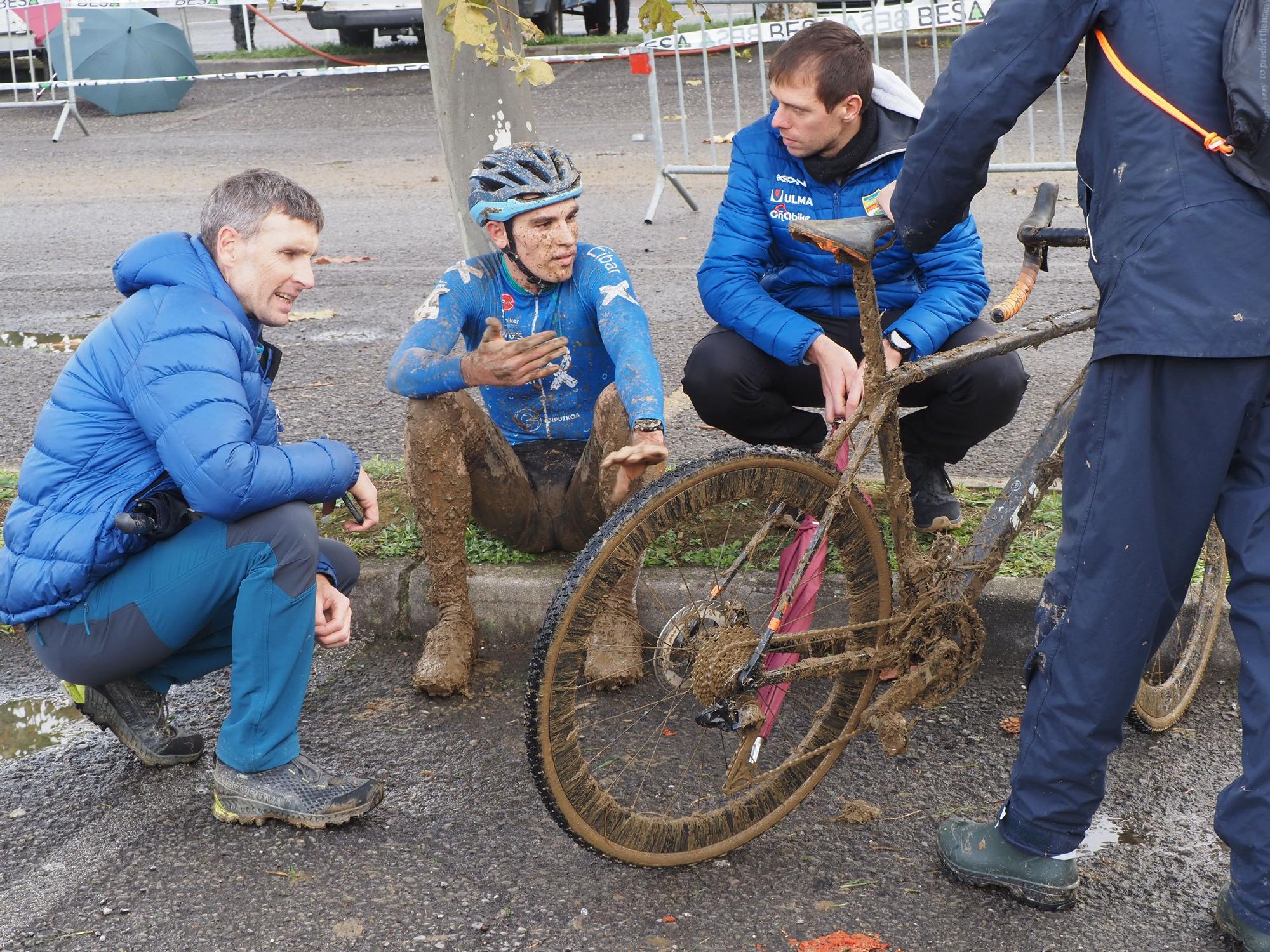 El barro se sumó al espectáculo de ciclocross en Elgoibar