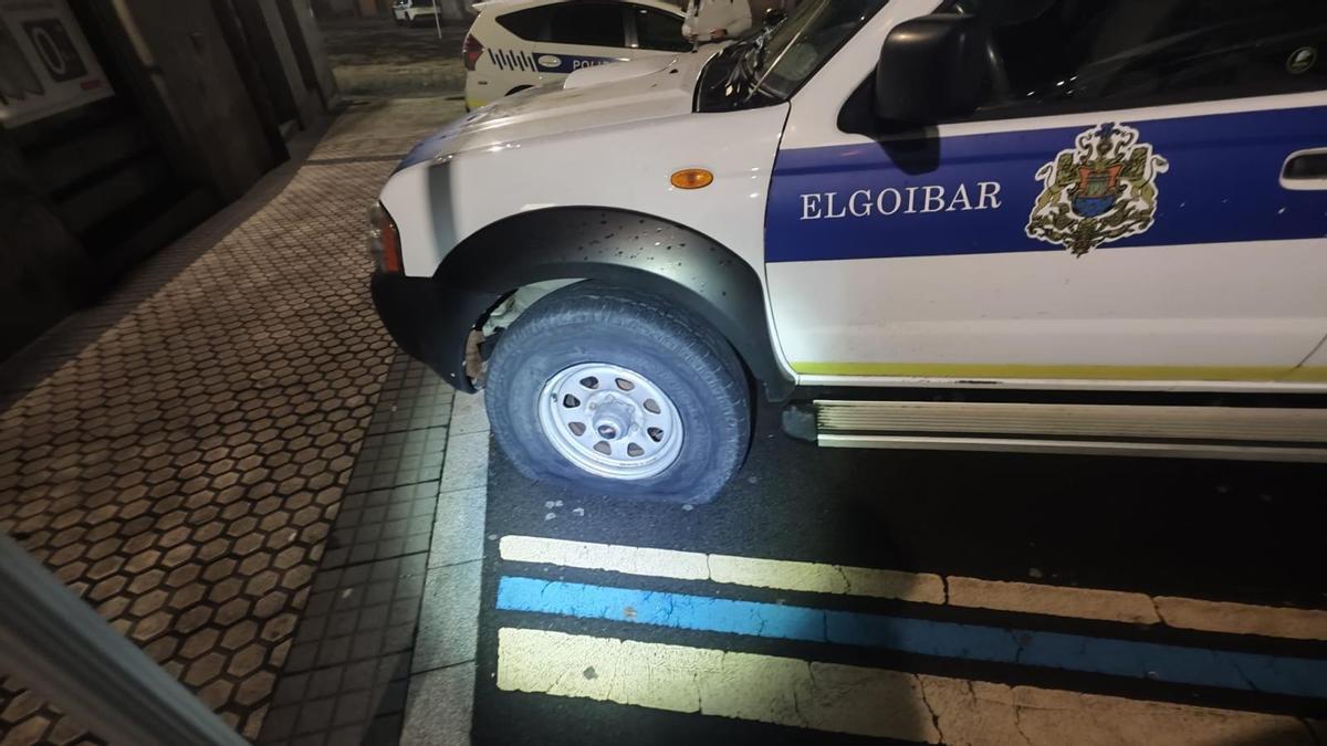 Uno de los vehículos de la Policía Municipal, con la rueda pinchada. Uno de los vehículos de la Policía Municipal, con la rueda pinchada.