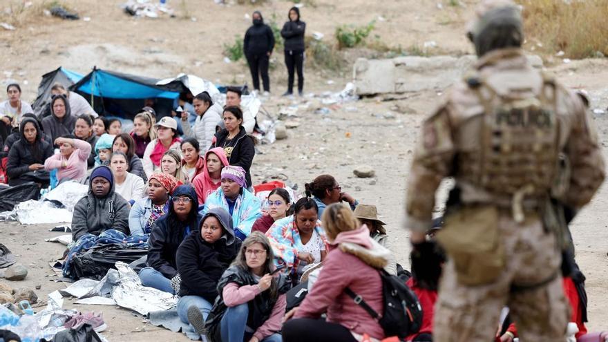 Cae a la mitad el número de migrantes que cruza la frontera de EEUU tras el fin del Título 42