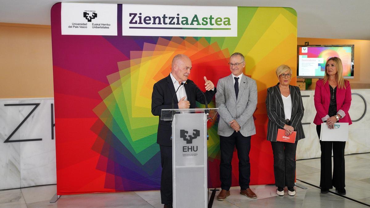 El consejero de Ciencia, Universidades e Innovación junto al rector de la EHU en la Zietzia Astea