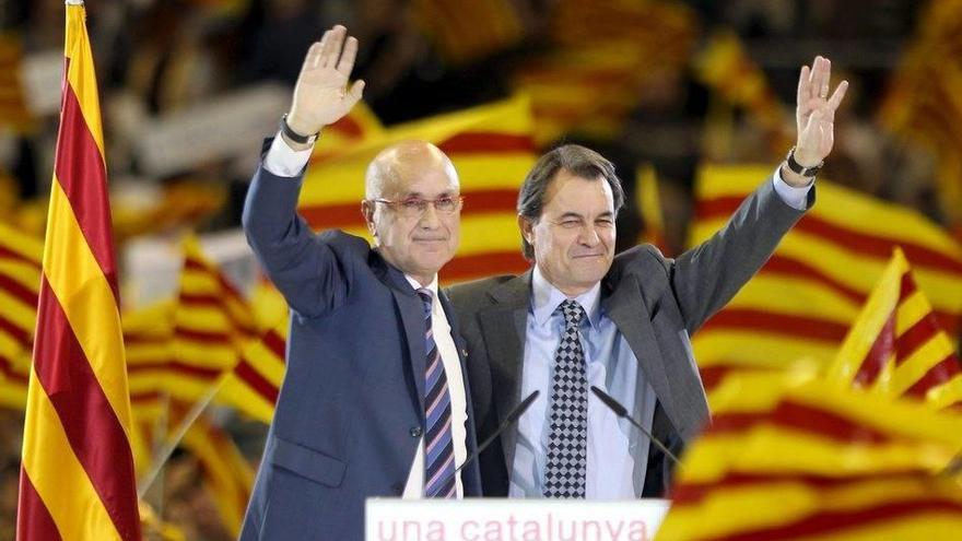 El candidato de Convergencia i Unió a la presidencia de la Generalitat, Artur Mas (d) y el secretario general del partido, Josep Antoni Duran Lleida (i), durante su intervención esta noche en el mitin final de campaña celebrado en el Palau Sant Jordi de B