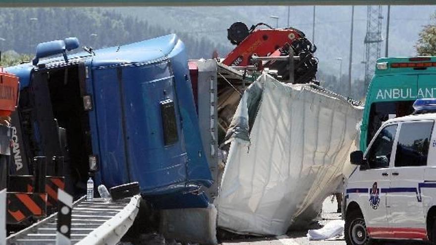 El conductor falleció tras quedar atrapado en la cabina del camión que se destrozó al golpear contra la mediana.
