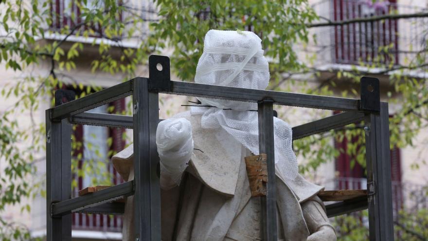 [FOTOS] Comienza el traslado de las estatuas del paseo de Sarasate