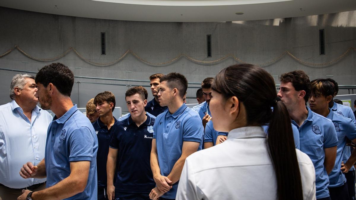 Emotiva visita de la Real Sociedad al Museo de la Bomba Atómica en Nagasaki