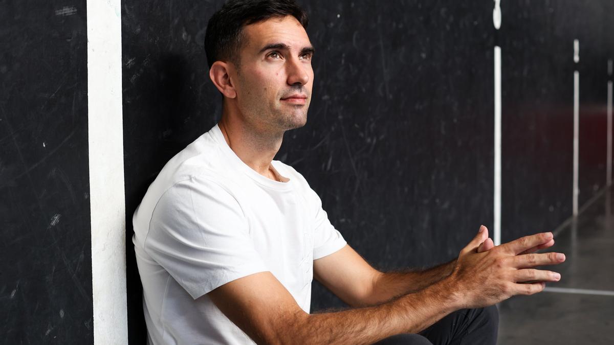 Mikel Urrutikoetxea posa en Zaratamo antes de su despedida como pelotari profesional.