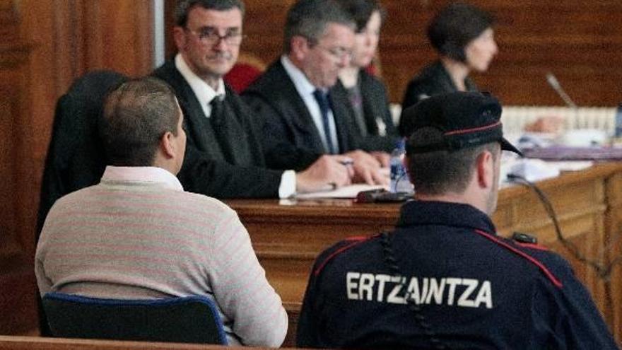 Un ciudadano venezolano (i), en situación irregular en España, se sienta desde hoy en el banquillo de la Audiencia de Gipuzkoa acusado de asesinar en 2008 a Clara Rangel.