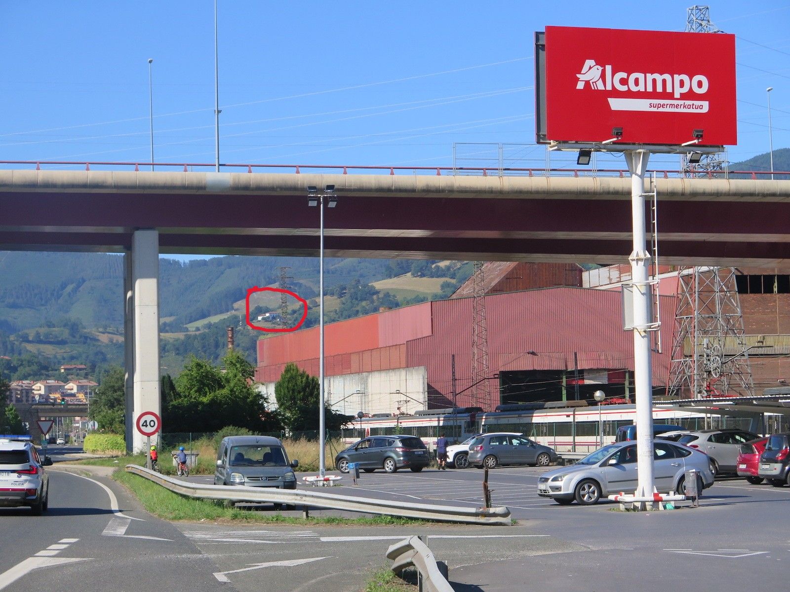 Aizpuru y el viaducto de la AP-636, desde el aparcamiento del hipermercado Alcampo de Legazpi.