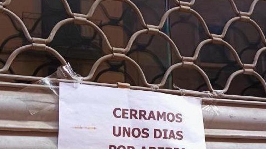 El cartel que han puesto en una tienda y que hace mucho daño a la vista