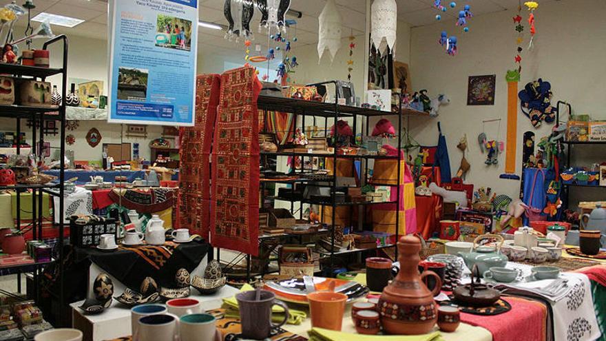 Interior de una de las tiendas de comercio justo de Medicus Mundi.