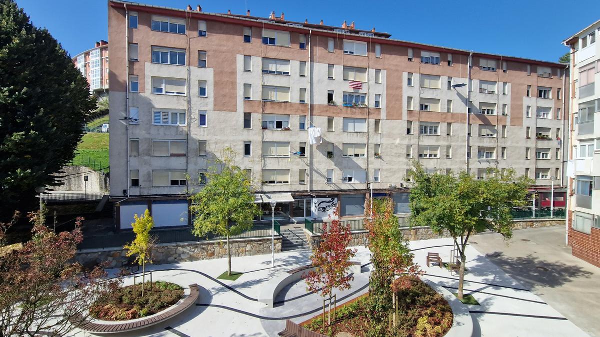 Así luce la renovada plaza Zizeruena de Otxarkoaga