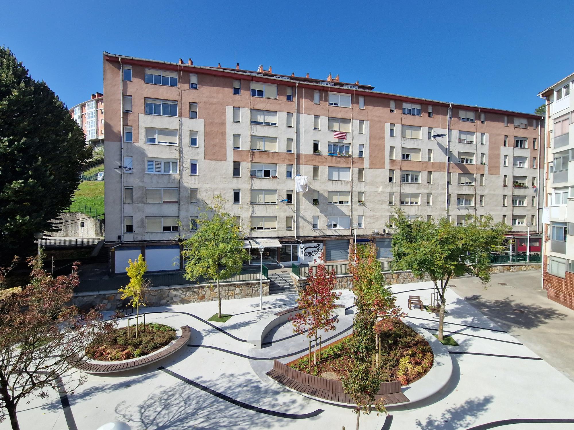 Así luce la renovada plaza Zizeruena de Otxarkoaga