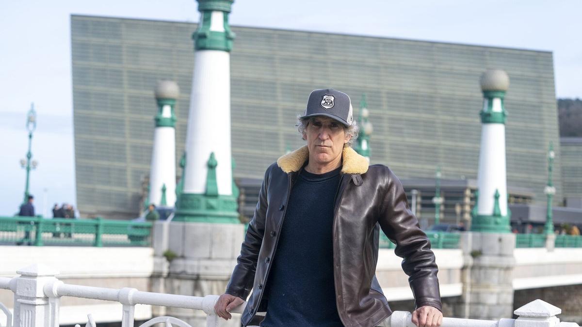 Mikel Erentxun, posando junto al Kursaal en San Sebastián.