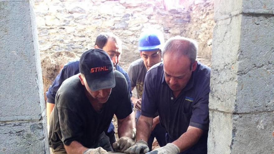 Vecinos del barrio laudioarra de Arraño en el auzolan que impulsaron en 2014 para recuperar el viejo castillo y convertirlo en un centro sociocultural