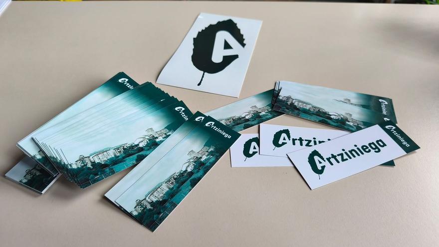 Artziniega visibiliza su nueva marca a través de pegatinas y marcapáginas