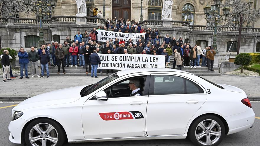 Miles de taxistas se movilizan en Bilbao para denunciar la &quot;impunidad&quot; de las VTC