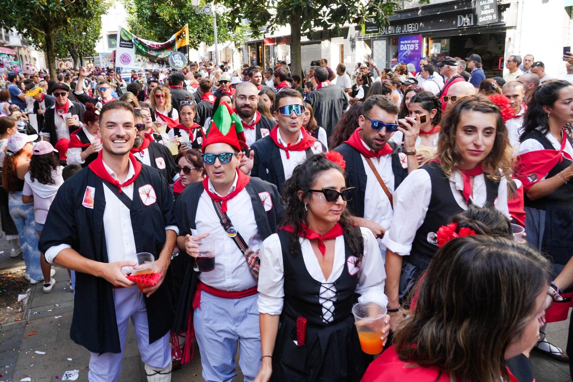 En imágenes: Blusas y neskas desfilan en el primer paseíllo