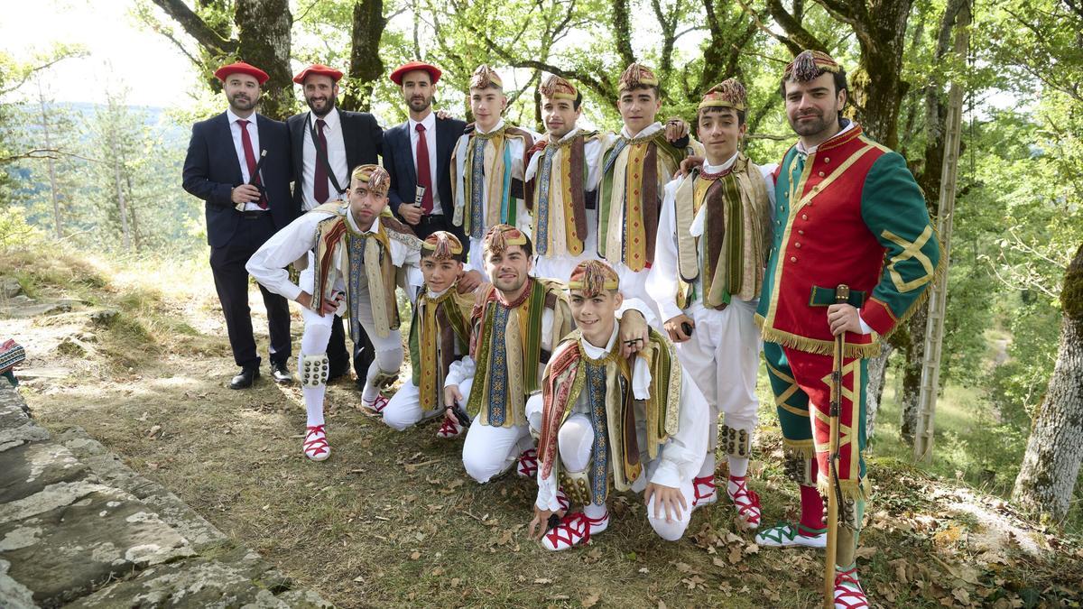 Gaiteros y danzantes (entre ellos los jóvenes debutantes), antes de comenzar la subida a la ermita.