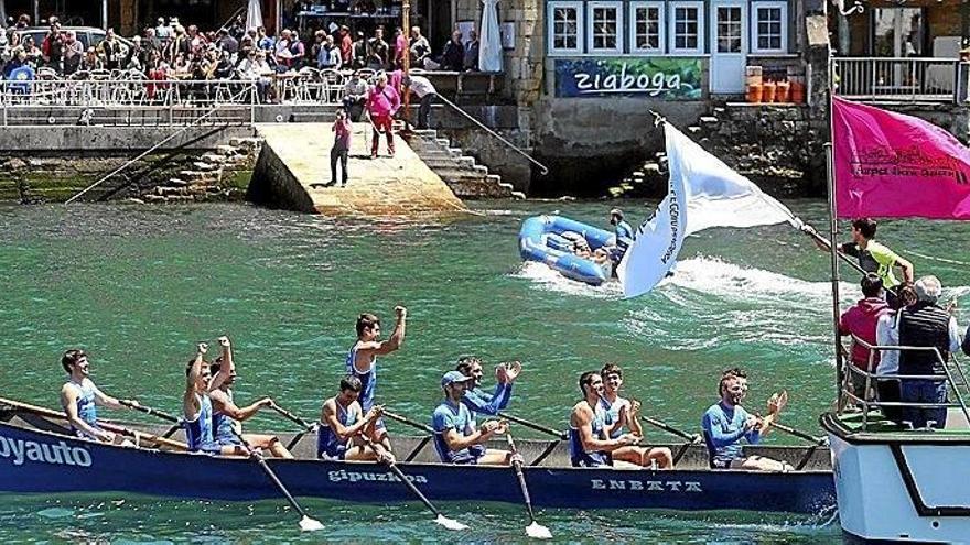 Los remeros de la ‘Enbata’ zarauztarra celebran su triunfo en la bahía de Pasaia.