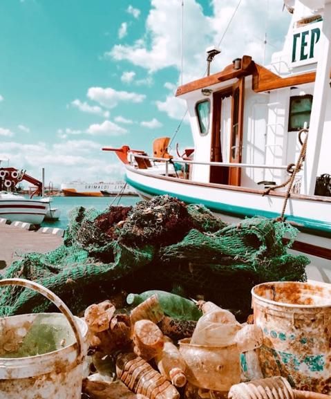 Una embarcación tras una jornada de limpieza del mar.