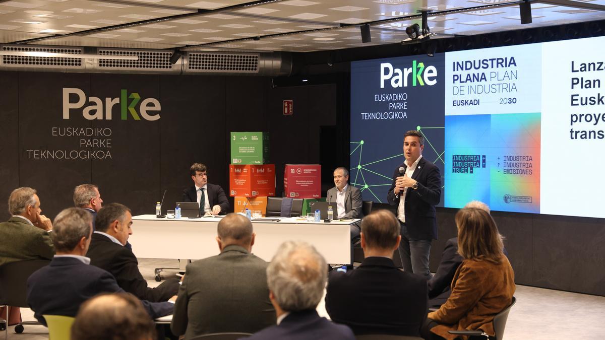 Reunión entre el consejero de Industria, Transición Energética y Sostenibilidad, Mikel Jauregi y los clústeres industriales Reunión entre el consejero de Industria, Transición Energética y Sostenibilidad, Mikel Jauregi y los clústeres industriales