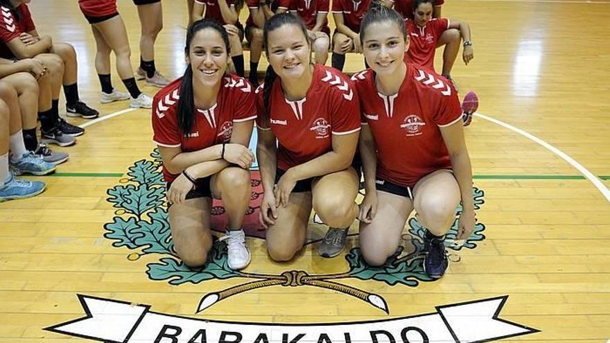 De izquierda a derecha, Ariadna González, Mada Fernández y Maider  Barros, ayer en el polideportivo de Lasesarre. Foto: Jose Sampedro