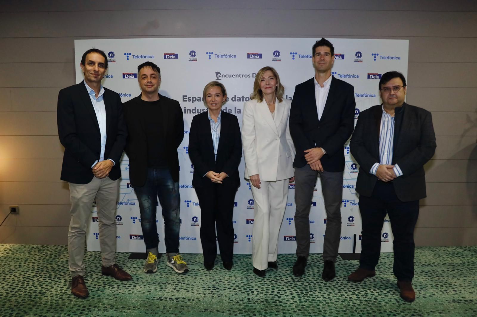 Ibon Mujika, director gerente de DEIA; David Olmos, cofundador de ZYLK; la diputada foral, Ainara Basurko; Inés Anitua, CEO de AIC; el director de Telefónica Euskadi, Javier Benito; y el director de DEIA, que moderó el encuentro, Iñaki González.
