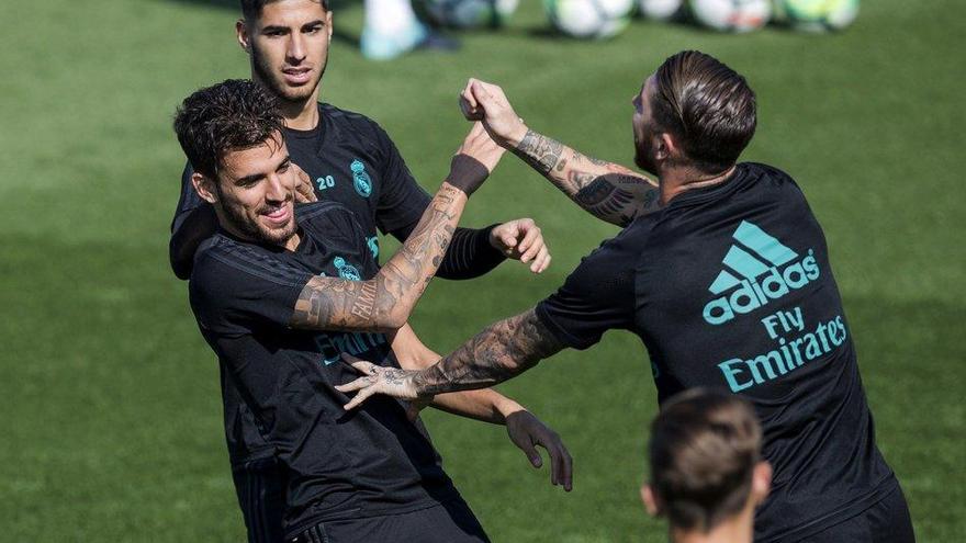 GRA109. MADRID, 19/09/2017.- Los jugadores del Real Madrid Sergio Ramos (d), Dani Ceballos y Marco Asensiodurante el entrenamiento realizado hoy en la Ciudad Deportiva de Valdebebas, en la víspera del partido de la quinta jornada de Liga que el conjunto b