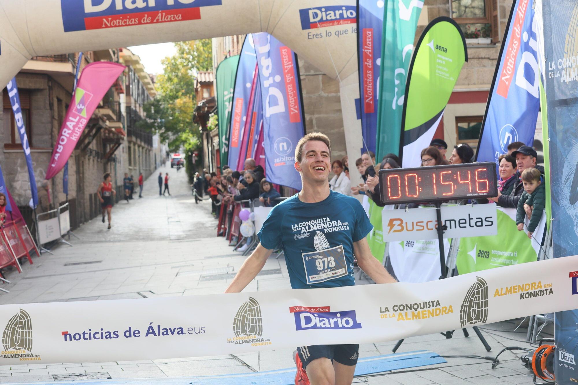 En imágenes: Miles de personas participan en La Conquista de la Almendra