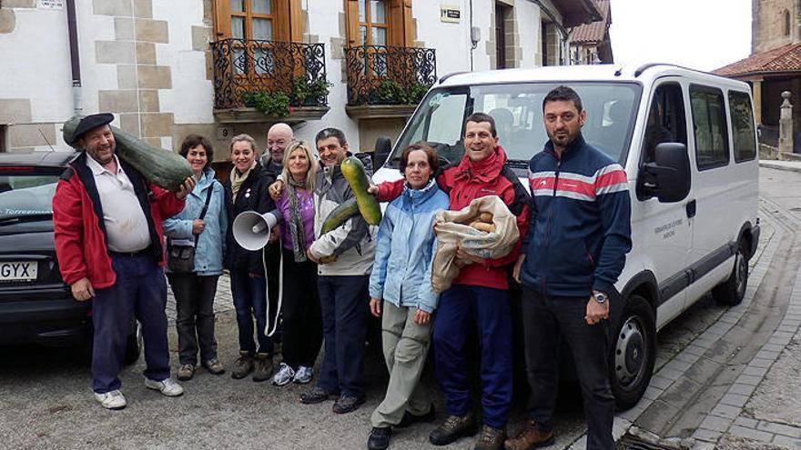 Voluntarios de la peña Alegría de Iruña ayer en Bakaiku, una de las paradas de la &#039;Operación patata&#039;.